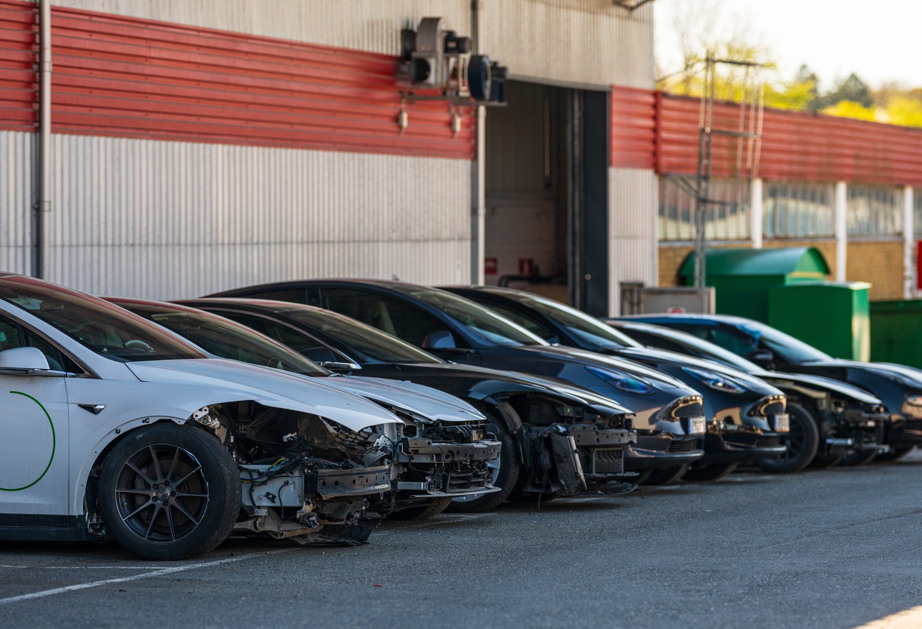 Uszkodzone samochody marki Tesla – zdjęcie ilustracyjnew