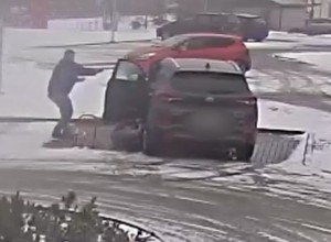 Kobieta wpadła pod koła własnego samochodu