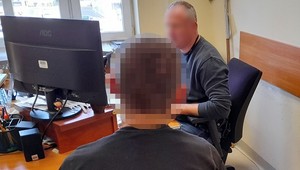 Policjanci zatrzymali kierowcę Skody. Miał zakaz i był poszukiwany