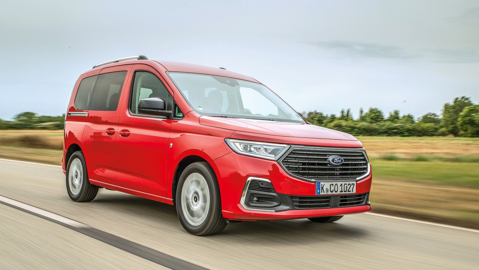 Na trasie Ford Turneo okazuje się znacznie stabilniejszym samochodem, w miarę odpornym na boczny wiatr mimo dużej powierzchni bocznej nadwozia. Jedną z przyczyn takiej stabilności jest znacznie wyższa masa niż u rywalki.