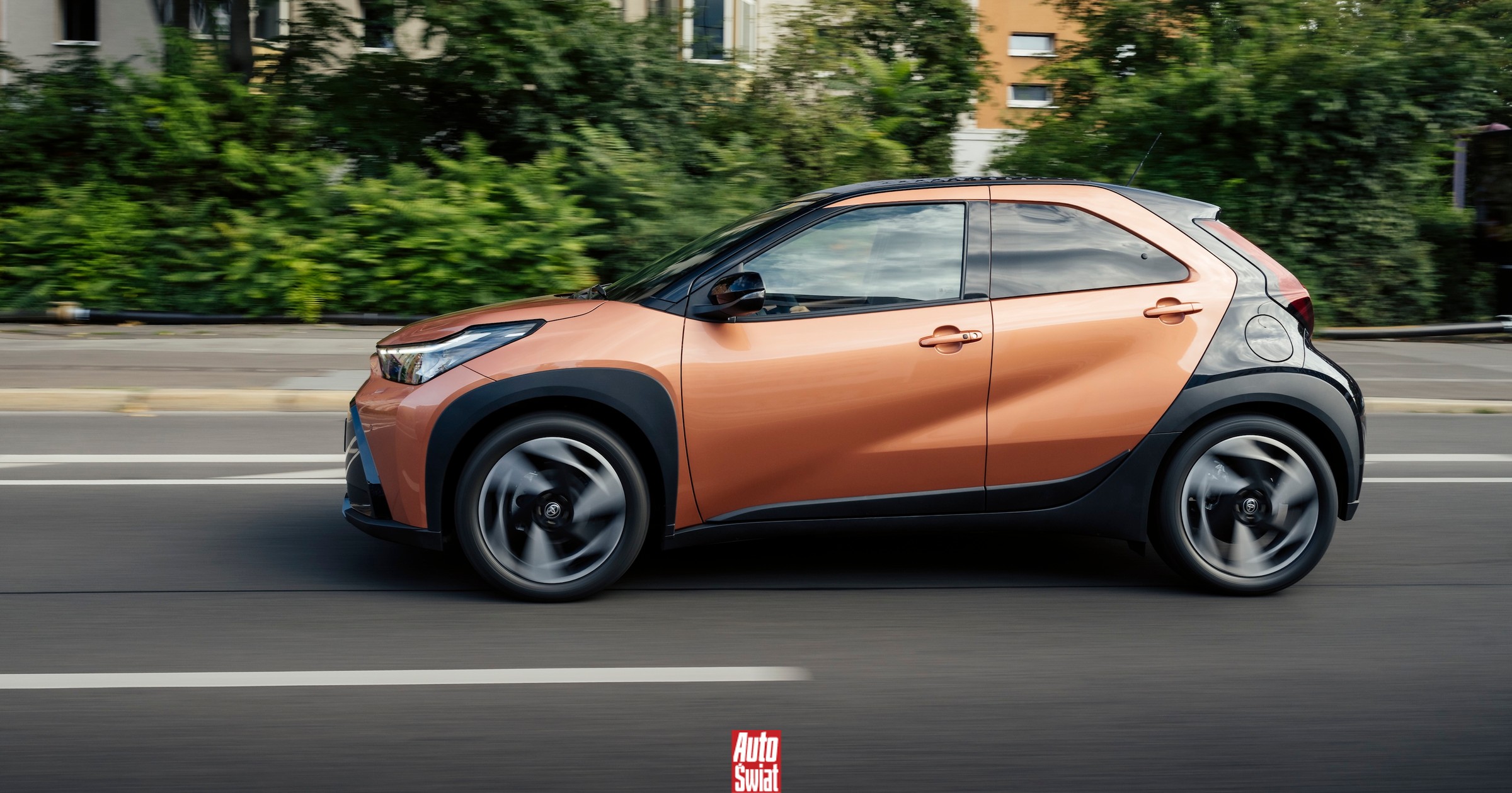 Toyota Aygo X po liftingu to pierwszy miejski crossover z pełną hybrydą. Znamy ceny