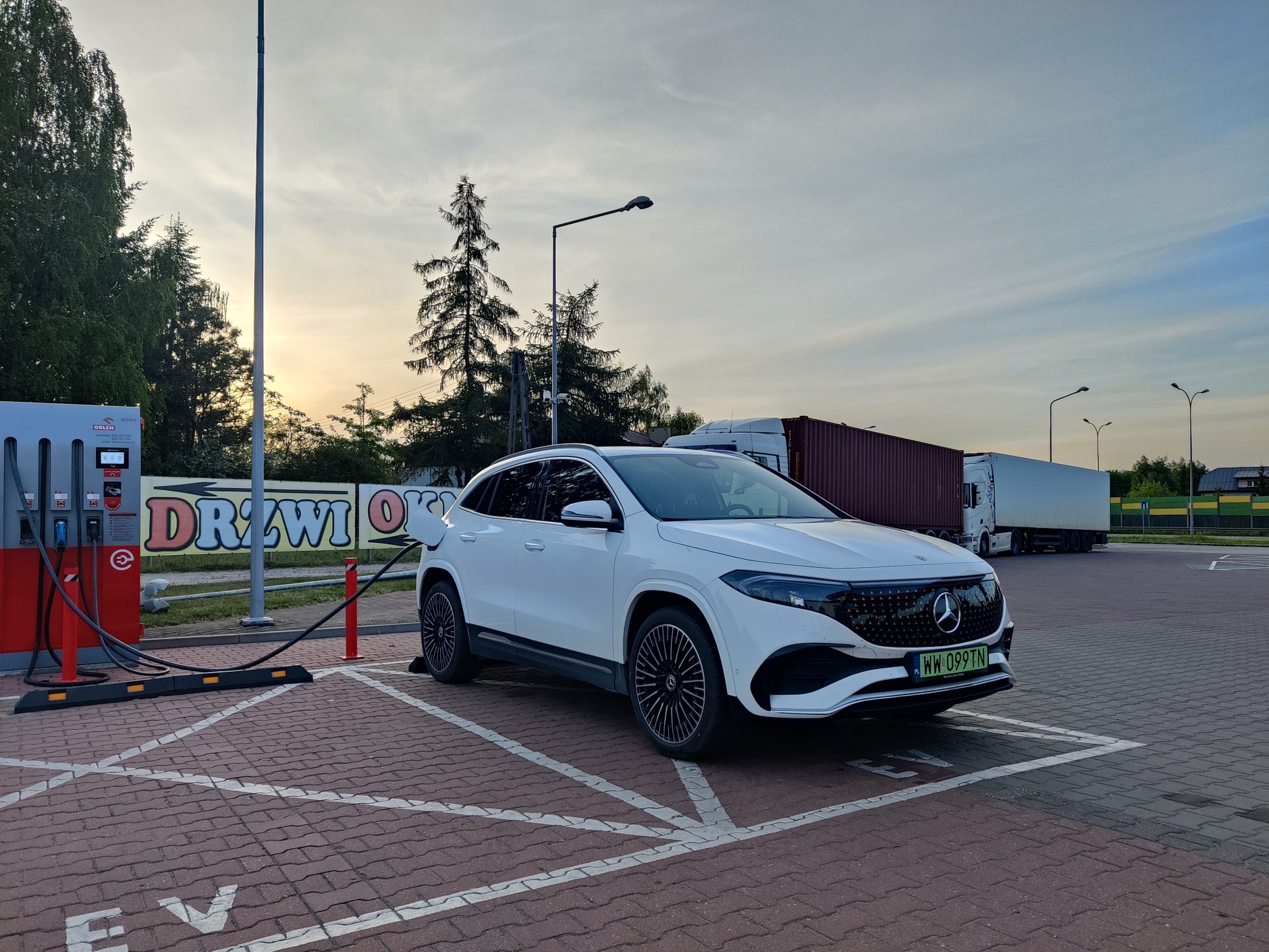 Ładowanie samochodu elektrycznego
