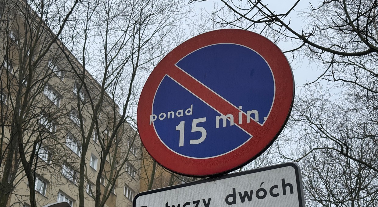 Za znakiem B-35 z minutami czas liczy się inaczej. Policjant poczeka dłużej