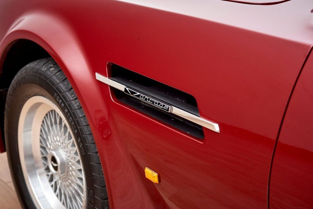 Aston Martin V8 Ventage Volante należący do Davida Beckhama