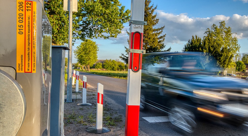 Żółta naklejka na przejeździe
