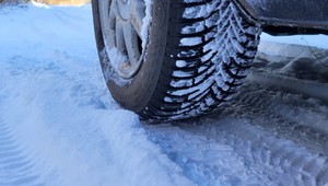 Przez ten system nie wyjedziesz z zaspy. Ma go każde nowe auto. Jak go wyłączyć?