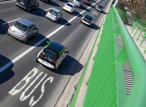 Kiedy koniec przywilejów dla "elektryków"? Jazda buspasami tylko do końca 2025 r.