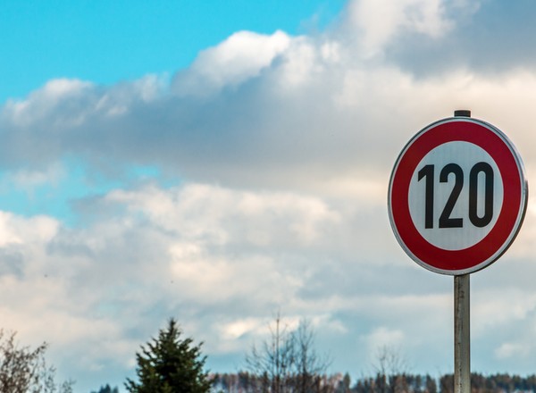Ograniczenie prędkości do 120 km/h na niemieckiej autostradzie. Dlaczego je wprowadzono?