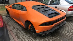 Z rozbitego w Warszawie Lamborghini ukradziono koła i znaczek