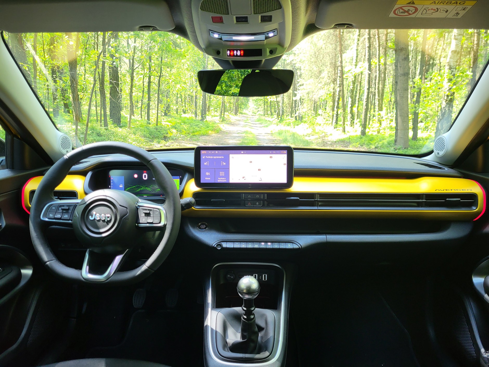 Jeep Avenger 1.2 GSE T3 – w wersji spalinowej dźwignia manualnej skrzyni biegów zajmuje miejsce, które w elektryku przeznaczono na pojemny schowek.