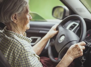 Policjanci zatrzymali seniorkę za kierownicą. Jej wiek ich zaskoczył