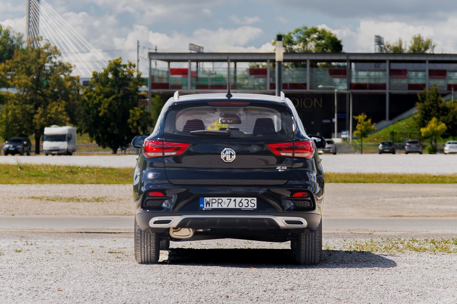Dacia Duster kontra MG ZS. Porównanie dwóch budżetowych samochodów