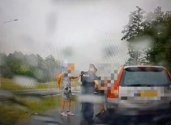 Jechał wężykiem Volvo z kierownicą po prawej stronie. Zareagował policjant na urlopie [WIDEO]