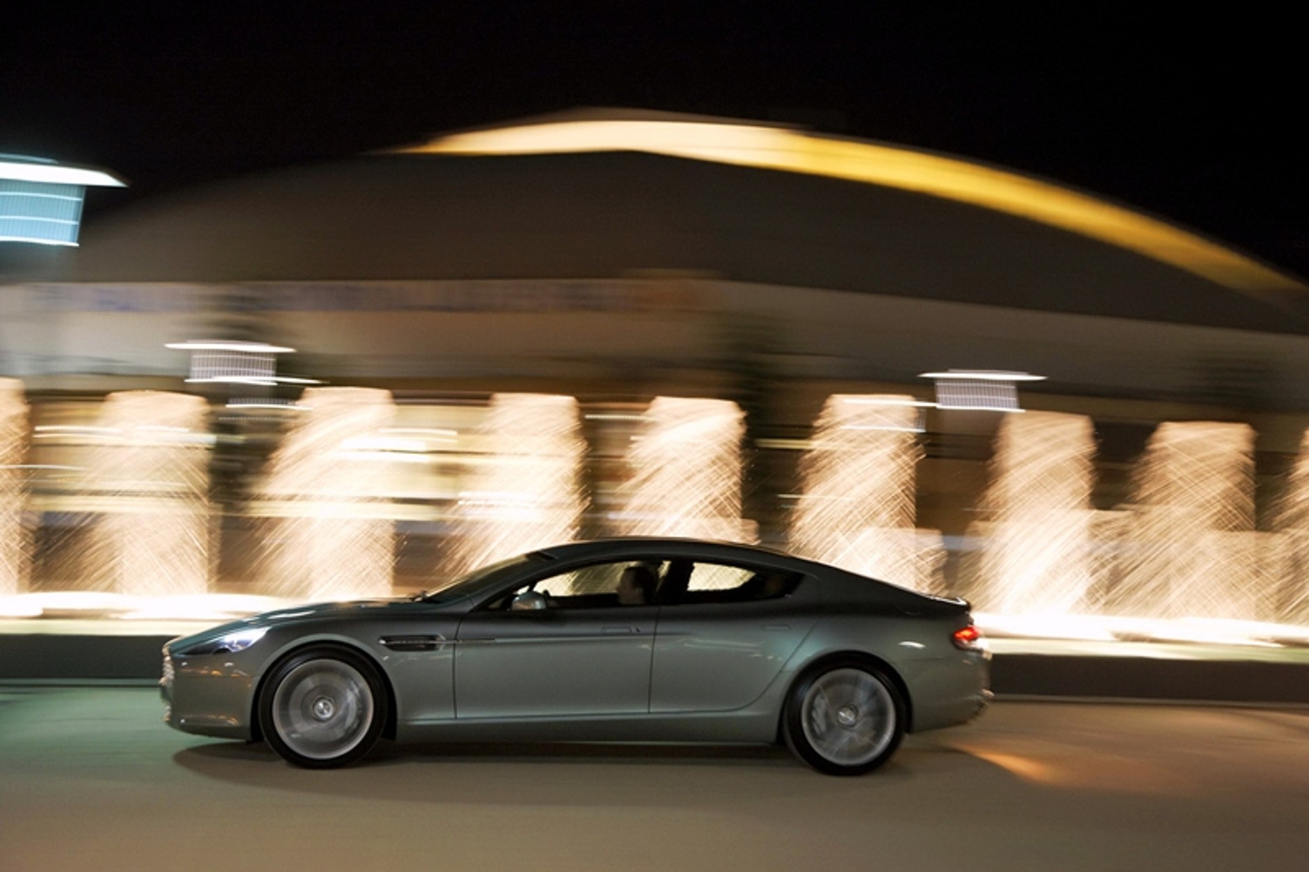 Aston Martin Rapide – z pięknem trzeba obcować