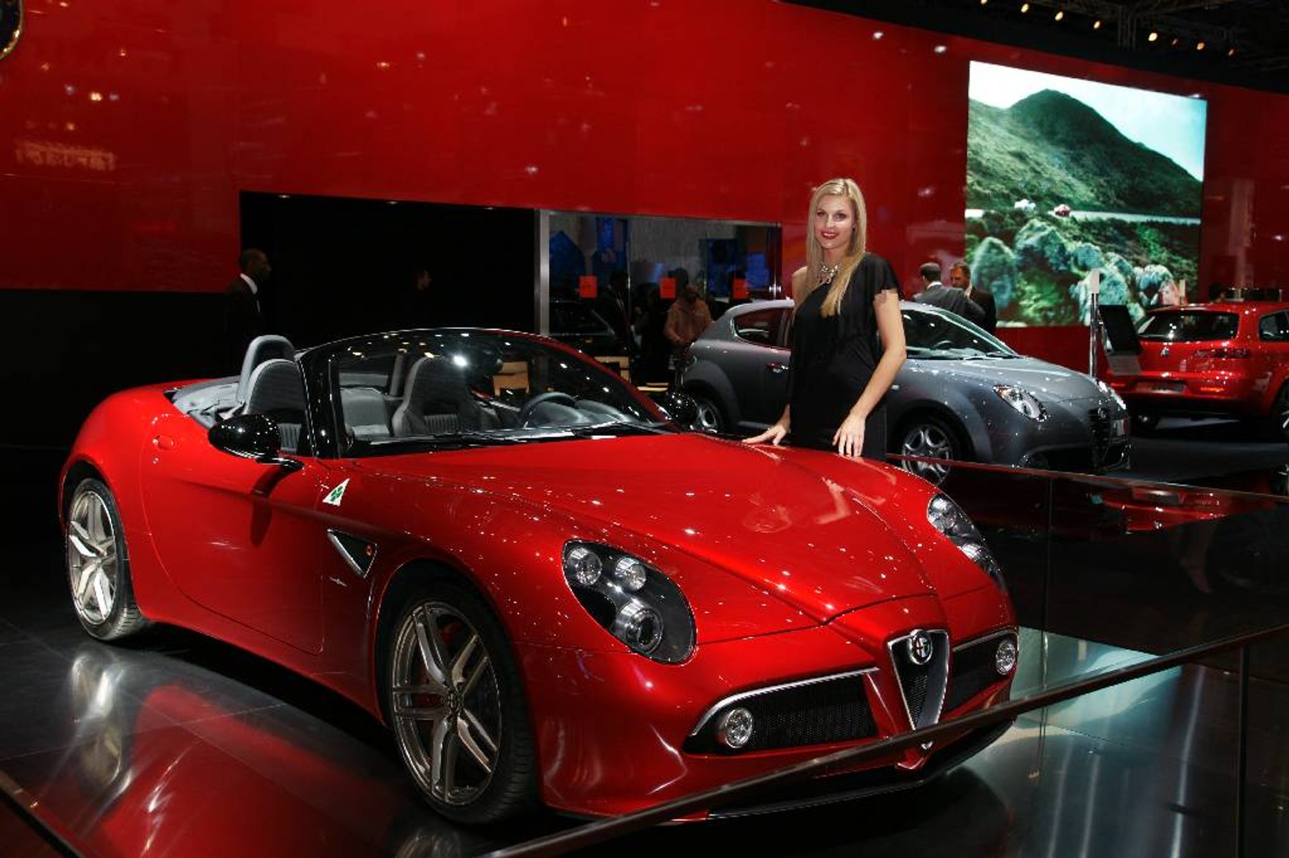 Paryż 2010: dziewczyny i samochody (galeria 3.)