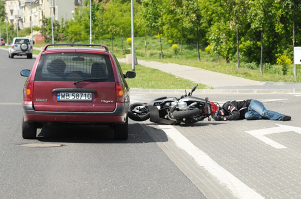 Jak bezpiecznie jeździć motorowerem? Czyli myślenie jednym śladem