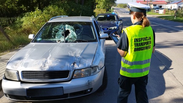 Funkcjonariusze ITD zatrzymali Audi z ogromną dziurą w szybie. Tłumaczenie kierowcy rozbraja