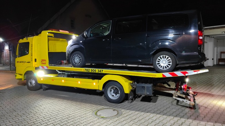 17 osób w 9-osobowym busie