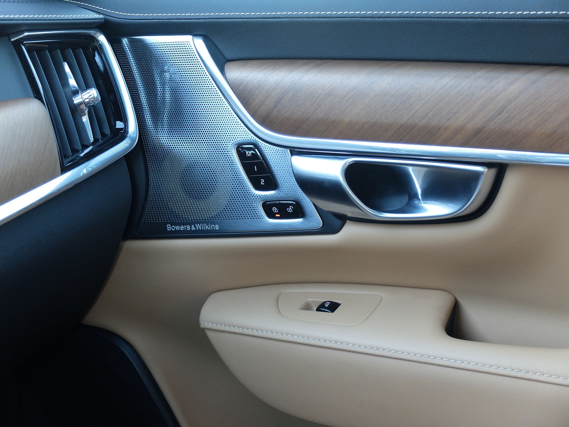 Volvo S90 T6 AWD - stylowo, szybko i wygodnie