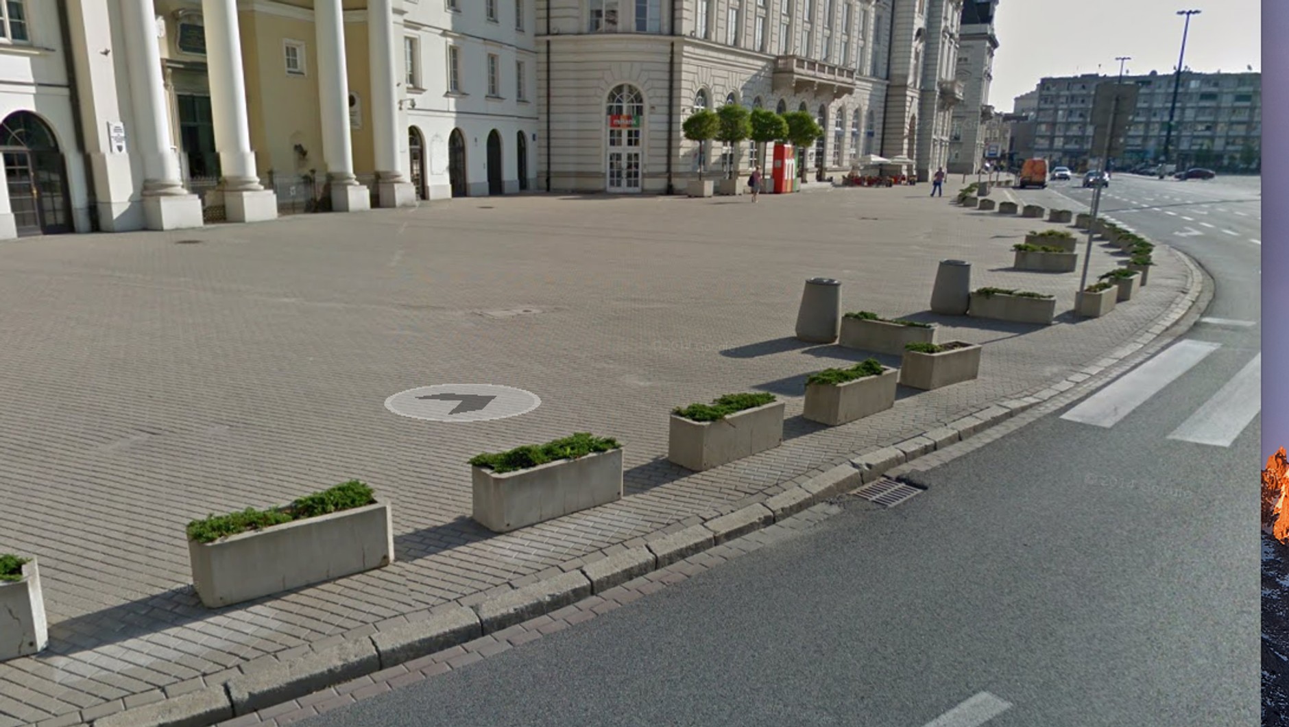 Były donice, dziś nie ma donic. Przeszkadzały w nielegalnym wjeżdżaniu na plac?