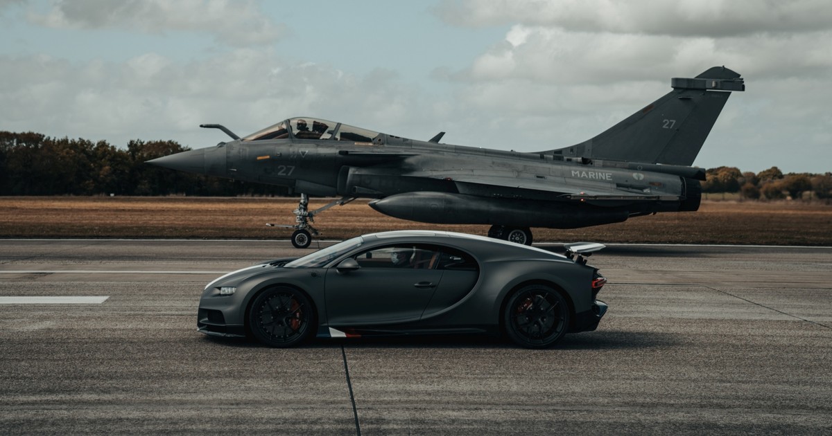 Bugatti Chiron Sport kontra myśliwiec Dassault Rafale Marine 