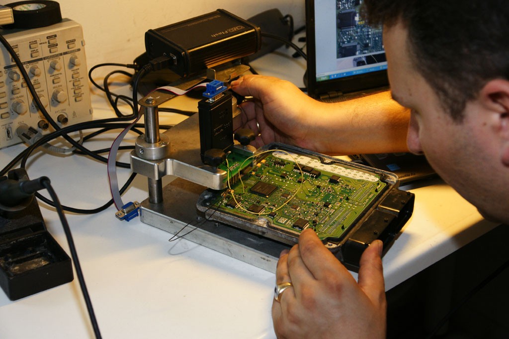 Jak dobrać się do zabezpieczonego sterownika silnika?