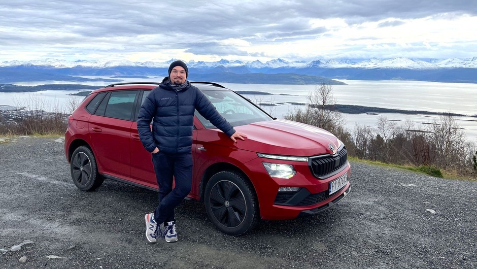 Długodystansowa Skoda Kamiq 1.5 TSI na punkcie widokowym Varden nad miastem Molde (Norwegia)