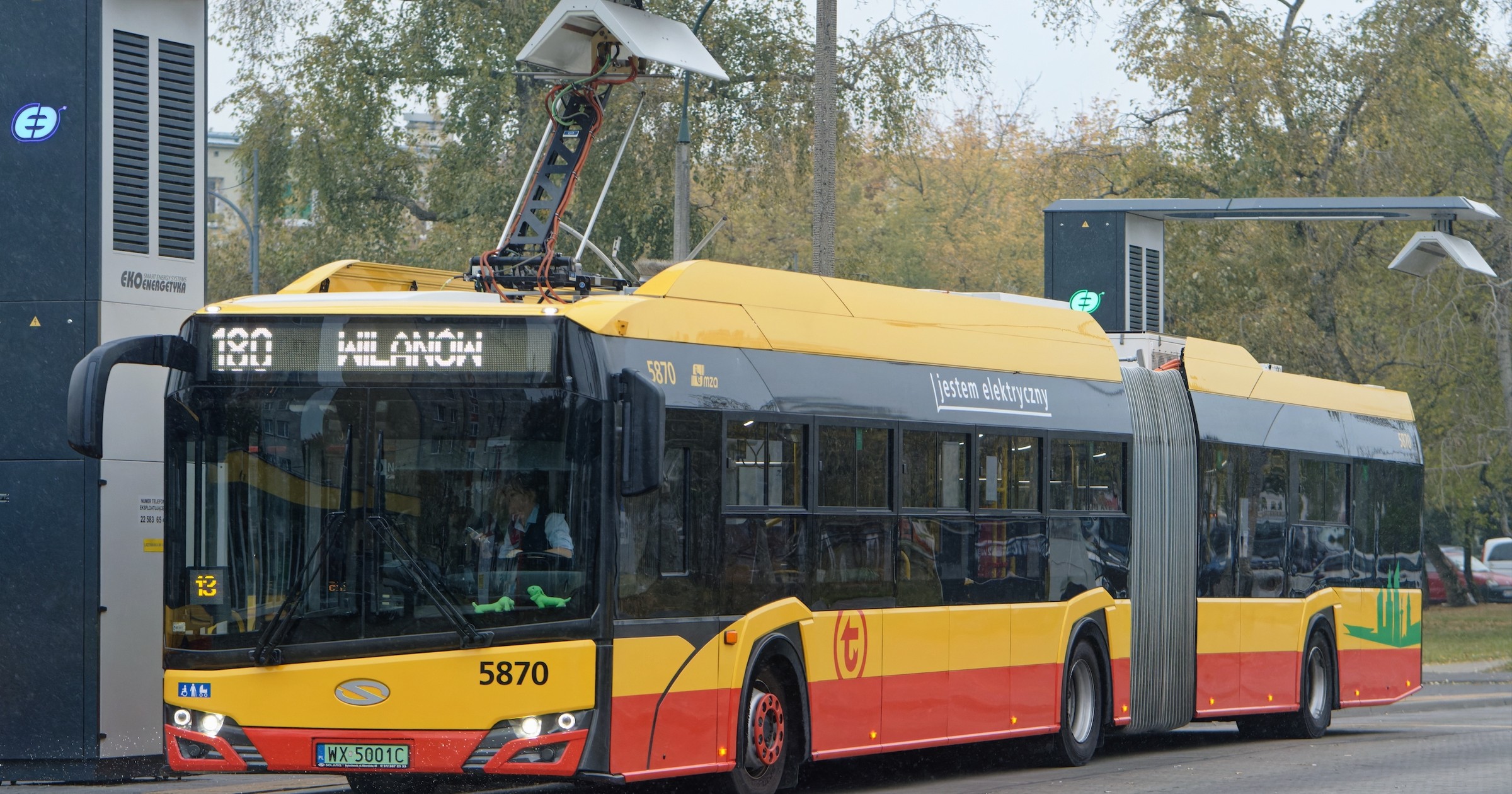 Autobus elektryczny podczas ładowania