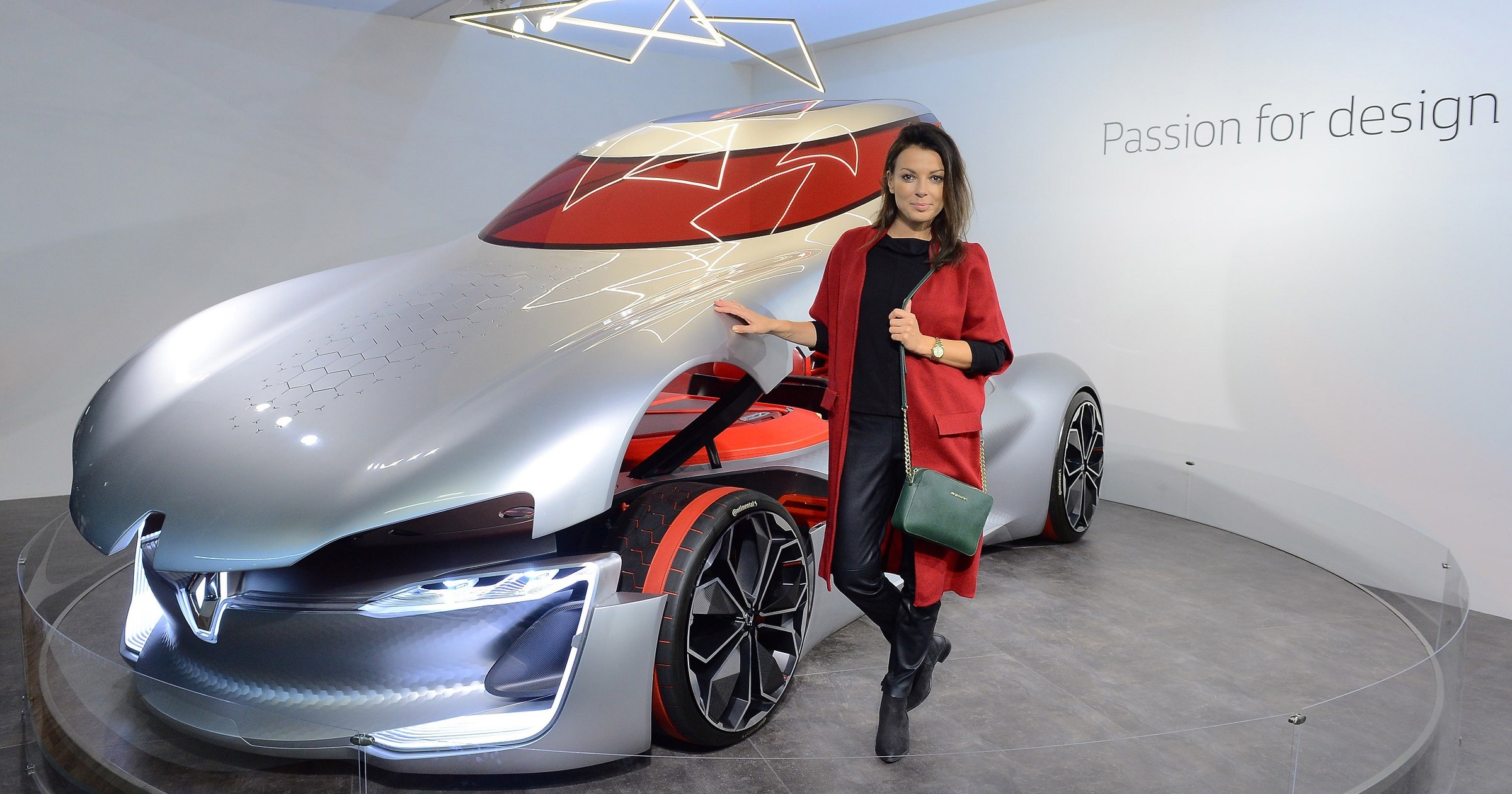 Ambasadorka Renault Katarzyna Glinka przy koncepcyjnym Renault Trezor