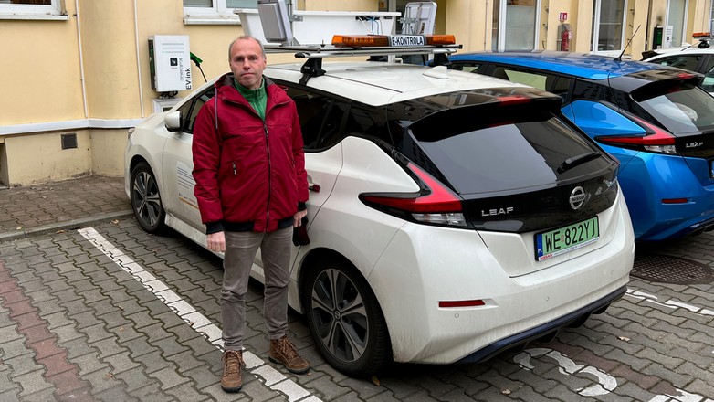 W Warszawie ulice stołecznej strefy płatnego parkowania patroluje dziewięć elektrycznych Nissanów Leafów