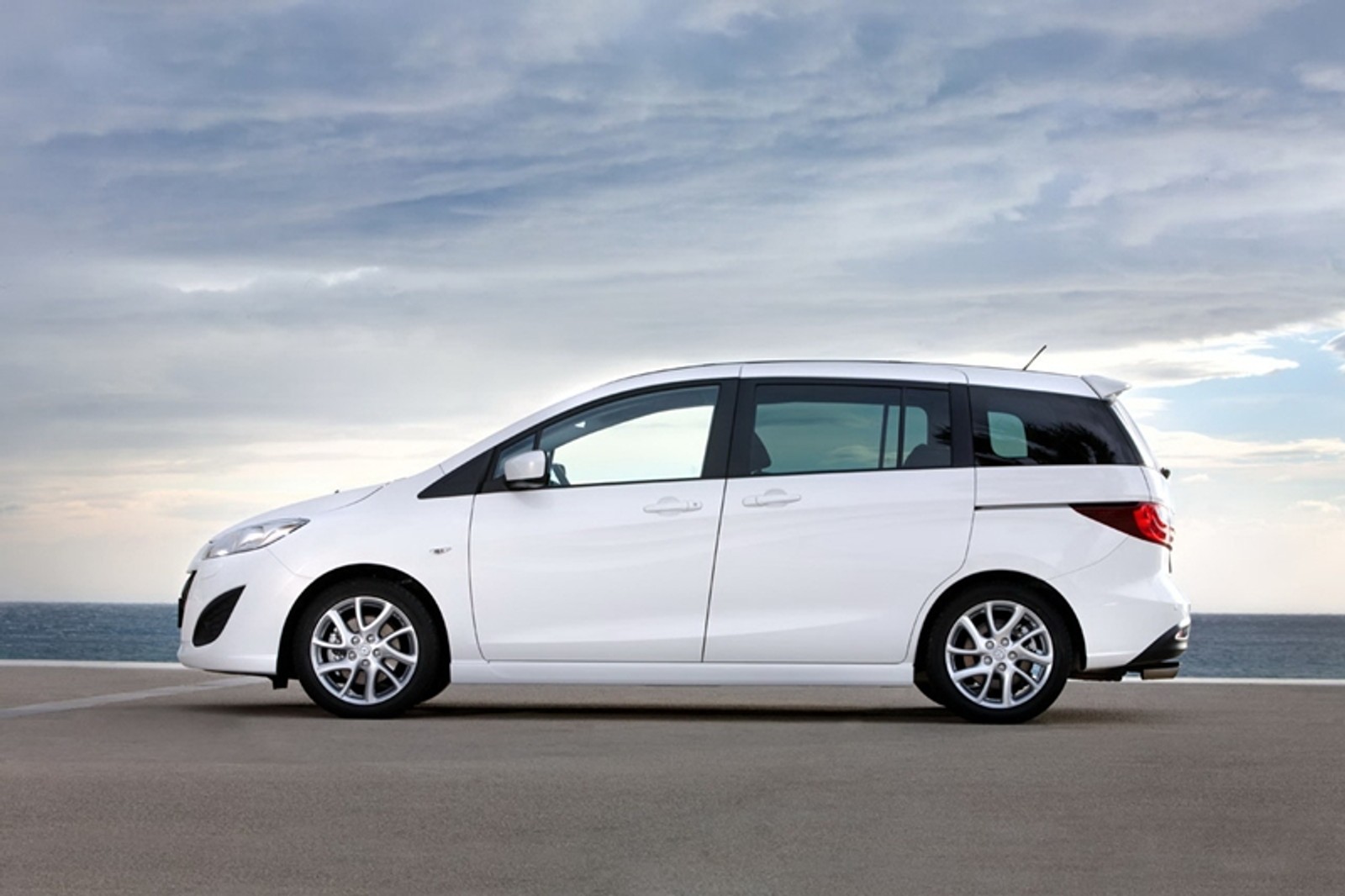 Mazda 5 – biała, lekka, oszczędna