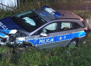 Wepchnął Matiza pod koła radiowozu i uciekł. Był pijany