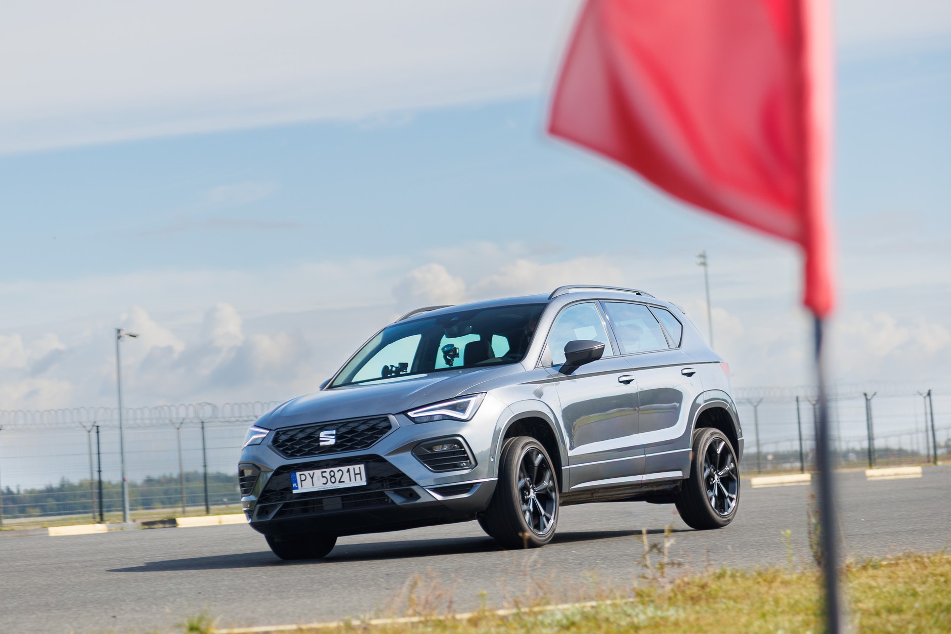 Seat Ateca o dziewięć setnych sekundy przegrał z najszybszym MG ZS-em, a przecież jest od niego o około 50 KM słabszy