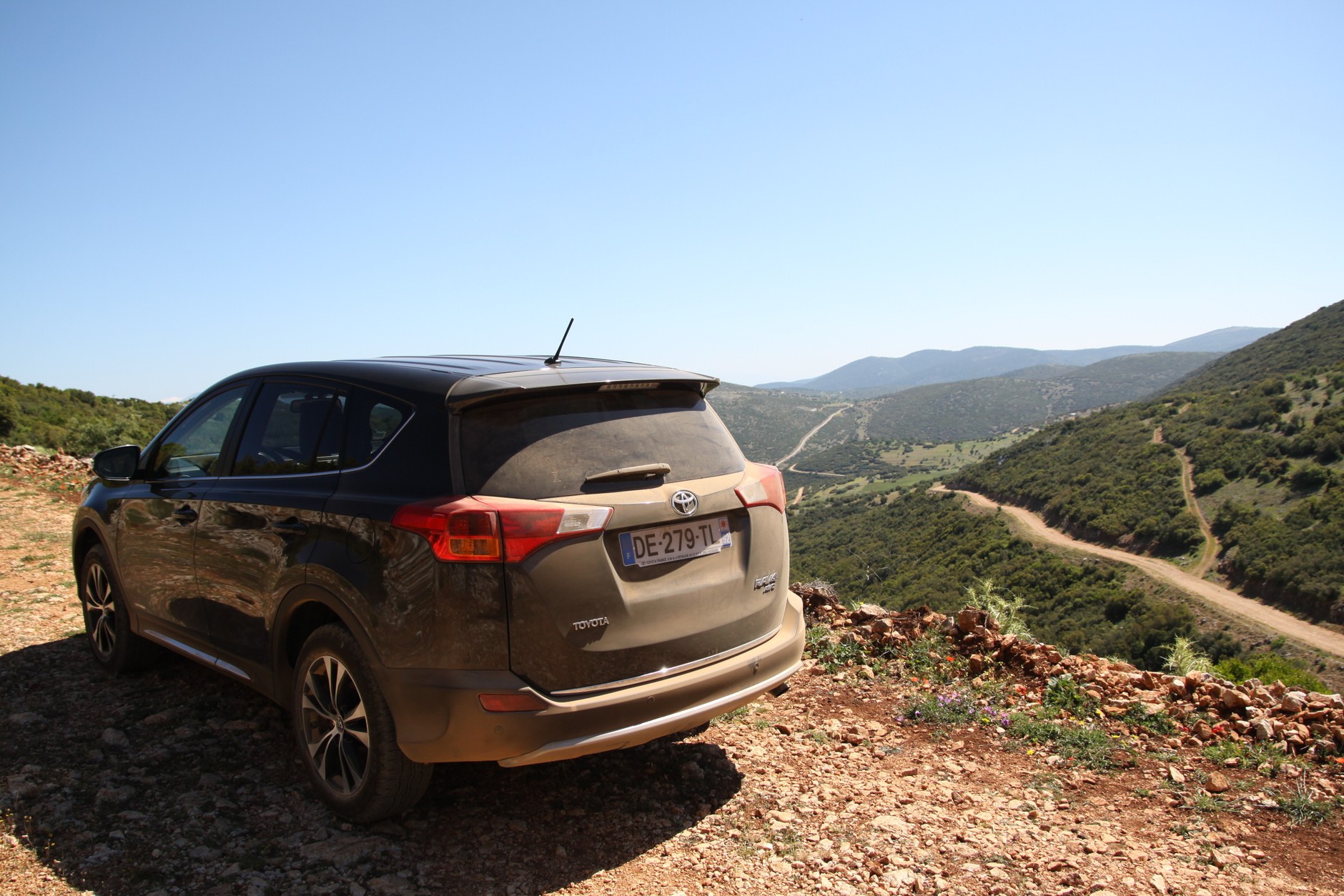 W tle "dzika Grecja". Na pierwszym planie Toyota RAV4.