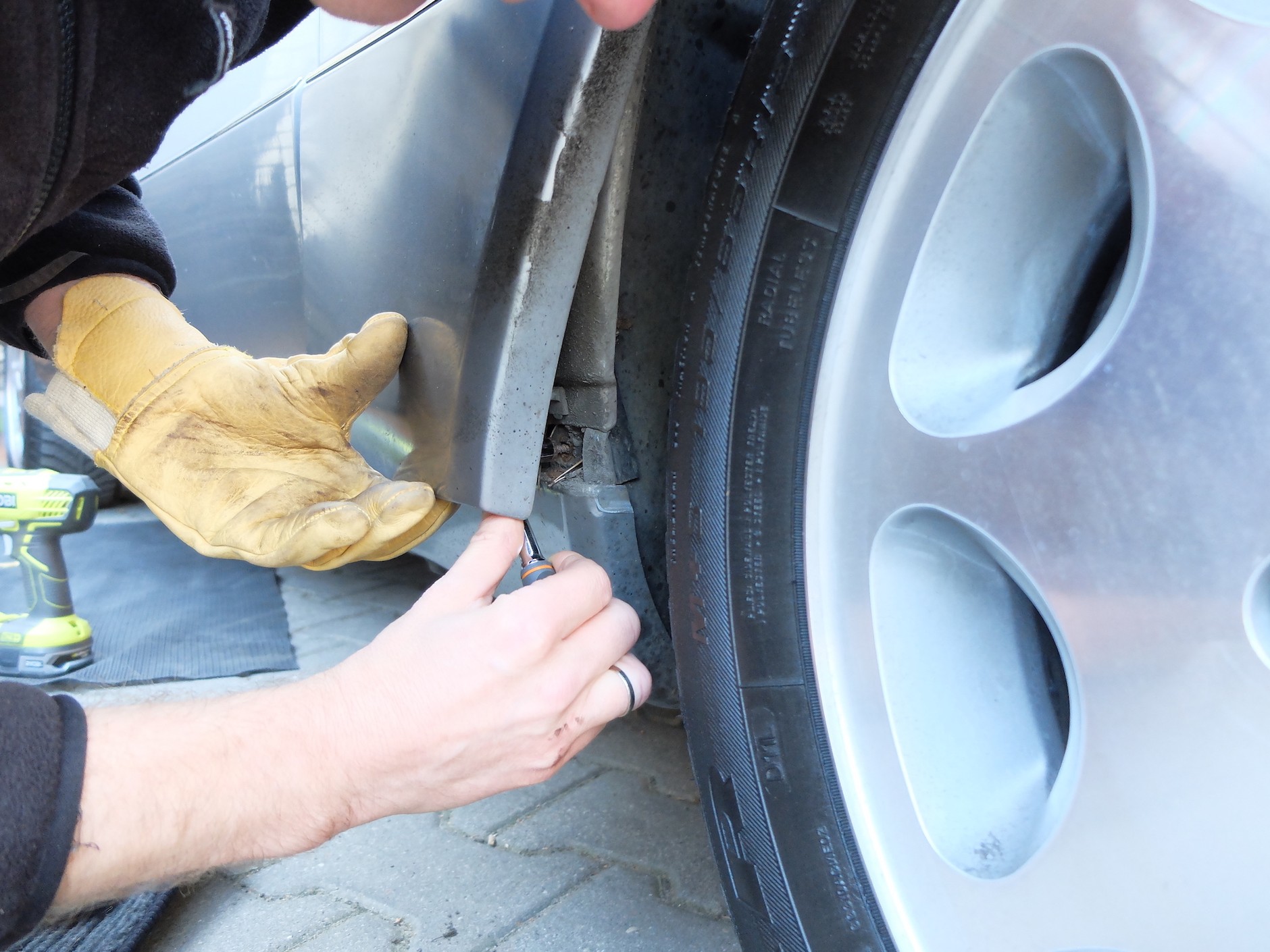 Zabezpieczanie antykorozyjne: zdejmowanie osłony progu