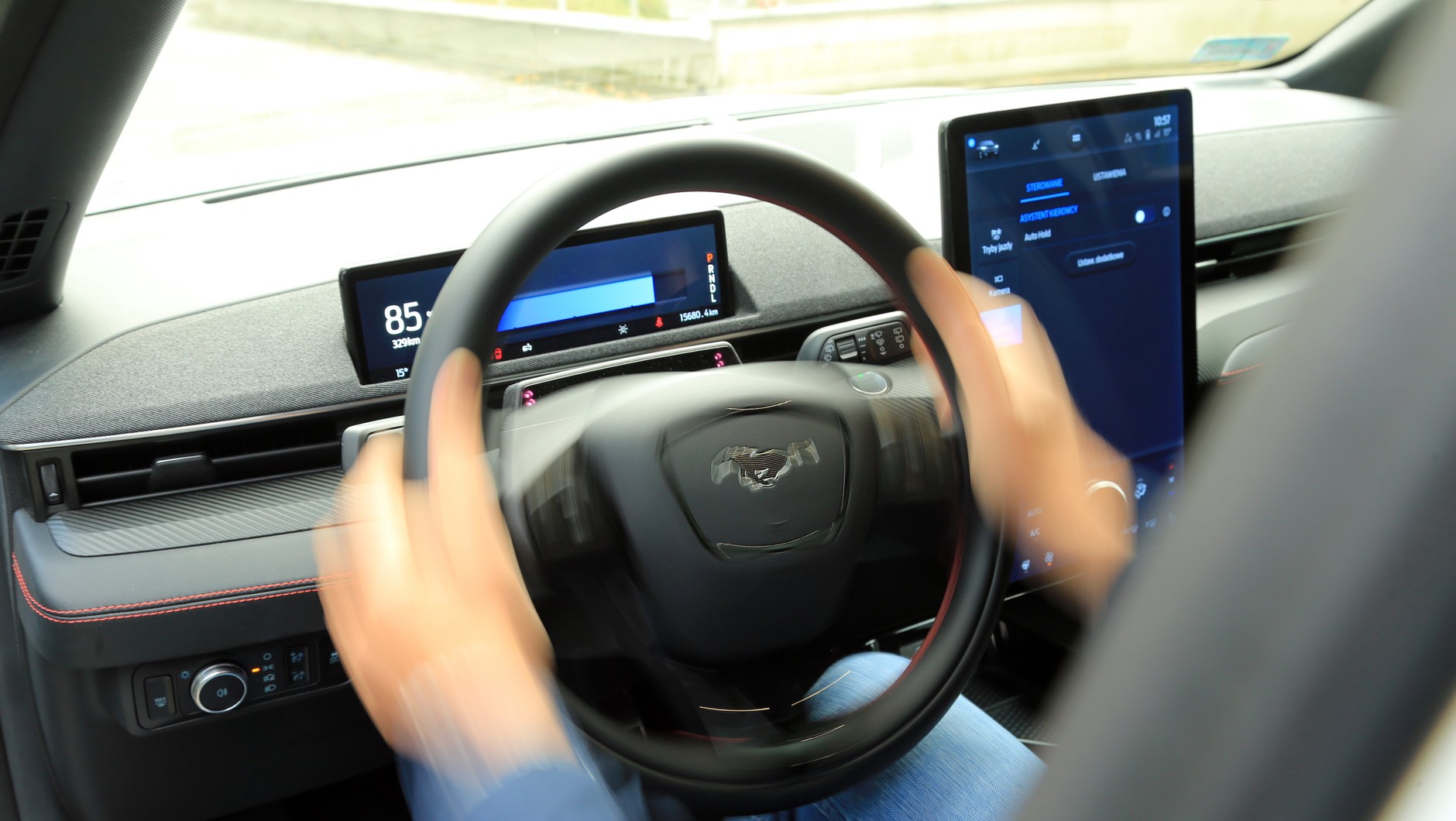 Ford Mustang Mach-E 98 kWh AWD 2022 charakteryzuje się sportowym prowadzeniem.