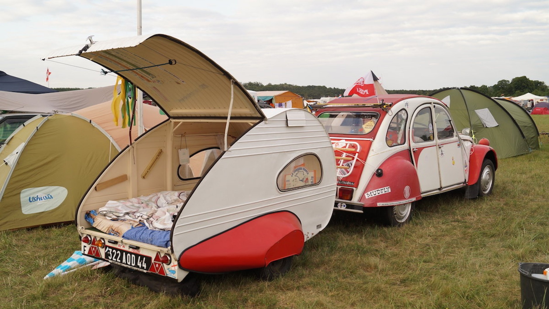 Samochód – oczywiście 2CV, z sypialną przyczepą w podobnym stylu.