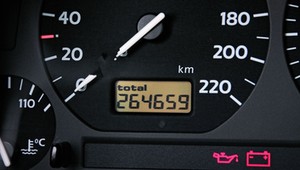 Ile można stracić, kupując auto po korekcie licznika? Jak sprawdzić realny przebieg?