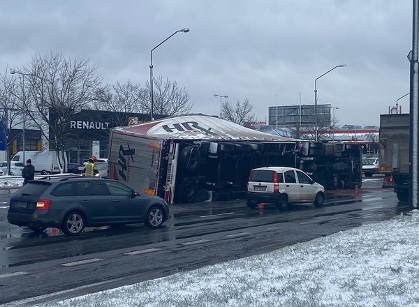 Armagedon na ul. Puławskiej w Warszawie. Skutki burzy śnieżnej w stolicy [Zdjęcia]