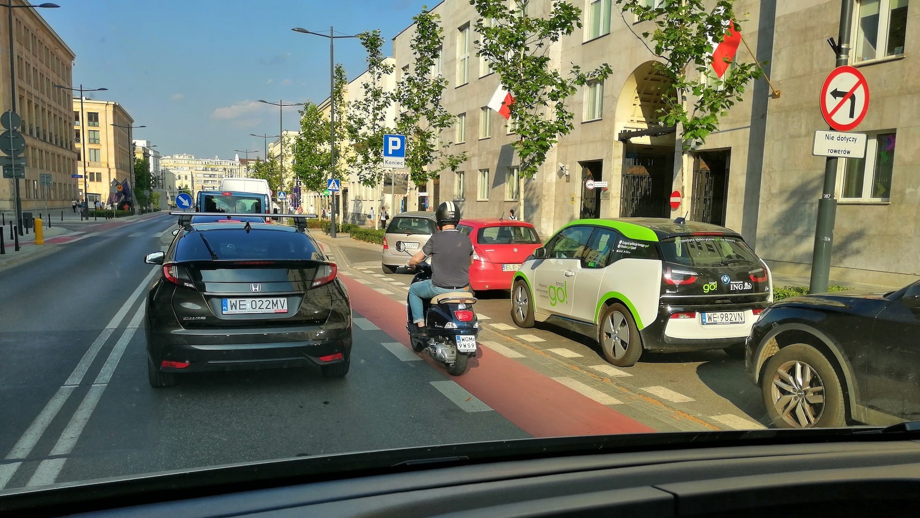 Motorower nie może poruszać się pasem dla rowerów – taryfikator przewiduje za to mandat w wysokości 100 zł