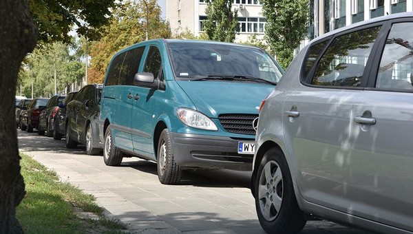 RPO włączył się w sprawę, która może zmienić zasady postoju aut na chodnikach