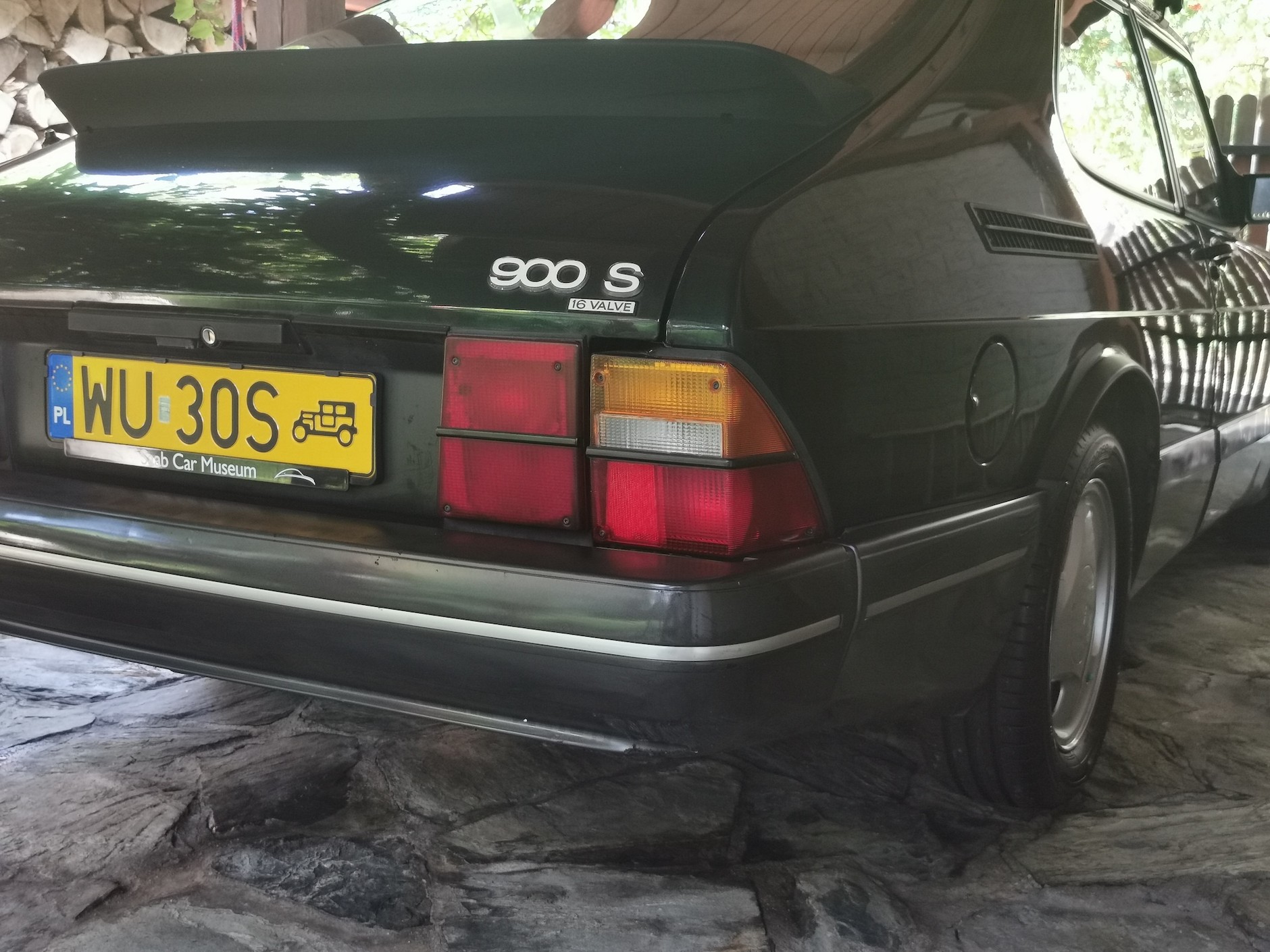 Polerowanie tylnych lamp krok po kroku: w tym przypadku zwłaszcza wewnętrzne lampy wyglądają źle i psują wygląd auta