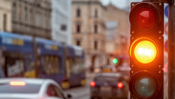 Czy można dostać mandat za żółte światło? Policjanci dopuszczają taką możliwość