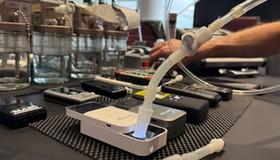 Do testu alkomatów użyliśmy tzw. sztucznego pijaka – to zestaw urządzeń, który z odpowiednią siłą tłoczy powietrze zawierające określone stężenia alkoholu etylowego