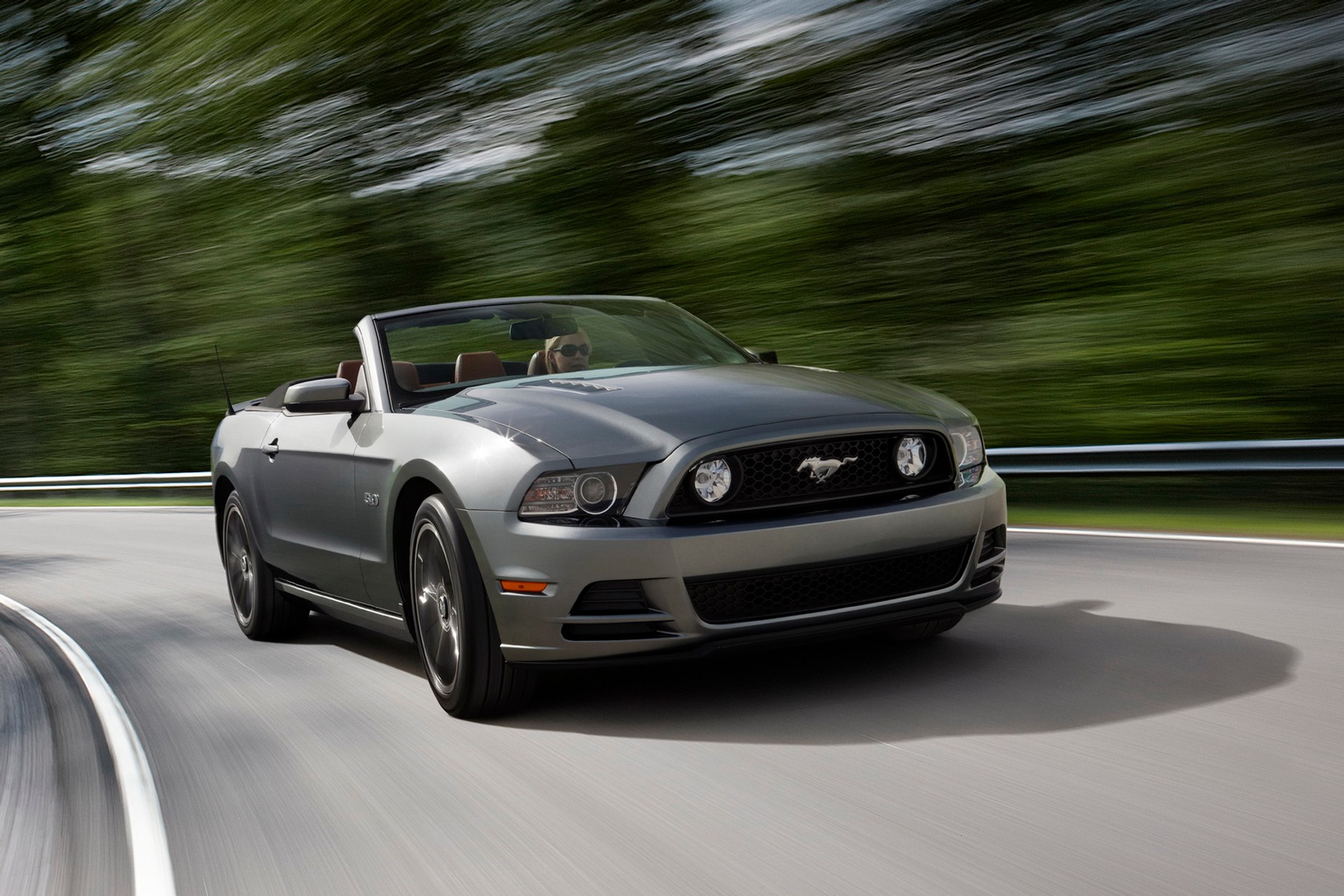 Nadciąga stado dzikich Mustangów