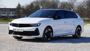 Koniec świata blisko. Biały Opel Astra kombi to jedno z fajniejszych aut, którymi jeździłem