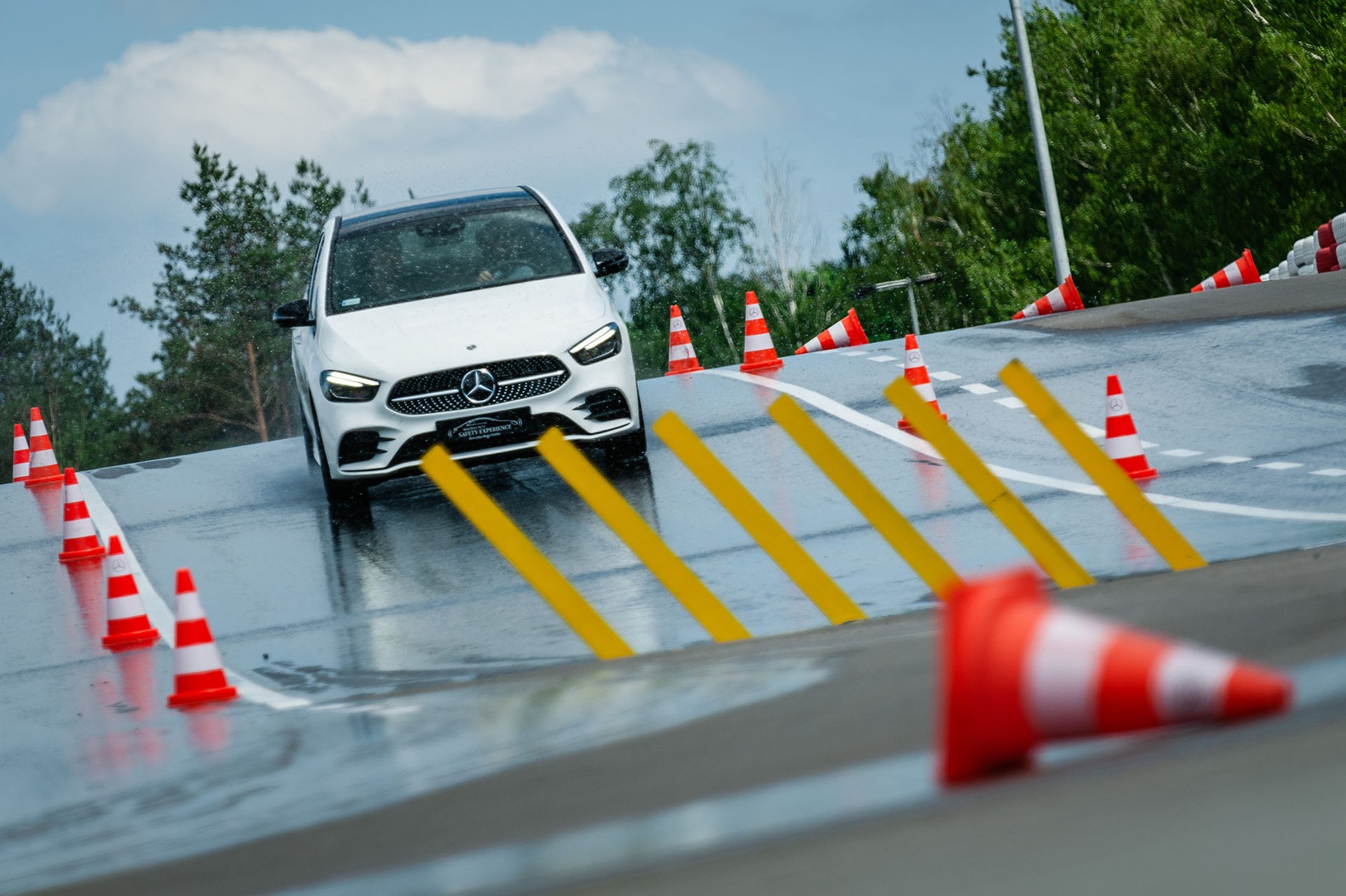 Mercedes-Benz Safety Experience - zrozumieć zachowanie samochodu