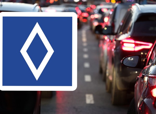 Znak z białym rombem to wciąż nowy znak na autostradach w Europie. Mandat to 600 zł