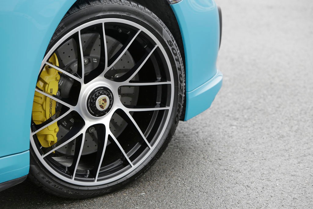 Porsche 911 Turbo S - bajeczne turbo w bajkowym kolorze