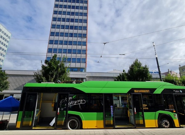 Autobus elektryczny z agregatem prądotwórczym. To zdjęcie rozbawiło internautów